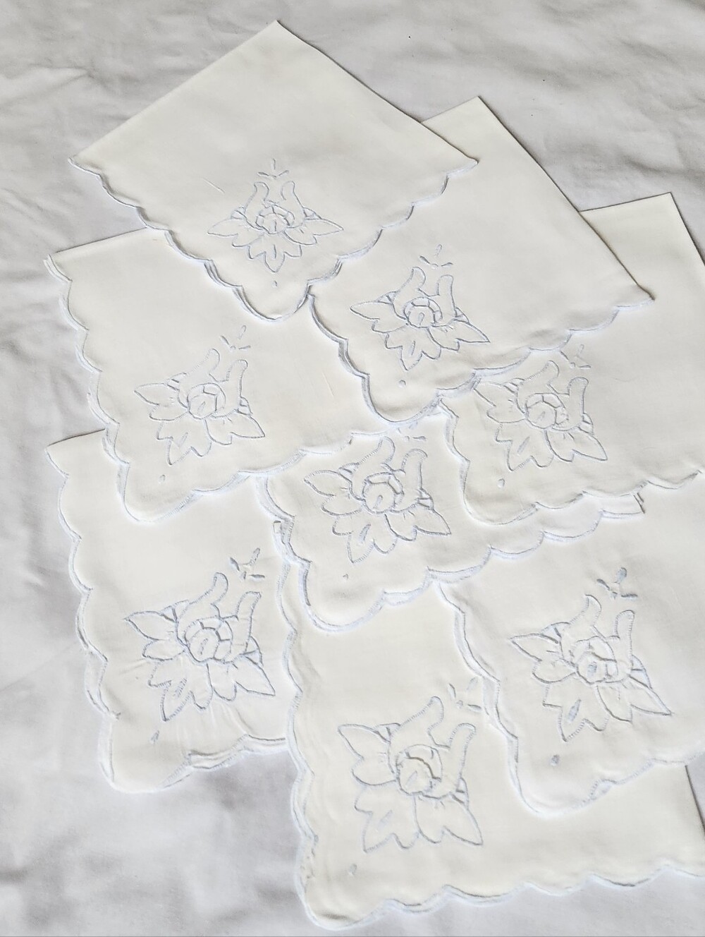 EIGHT VINTAGE FRENCH BLUE SCALLOPED NAPKINS CUTWORK EMBROIBERY